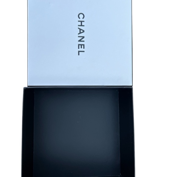Chanel White and Black Box - Picture 4 of 4